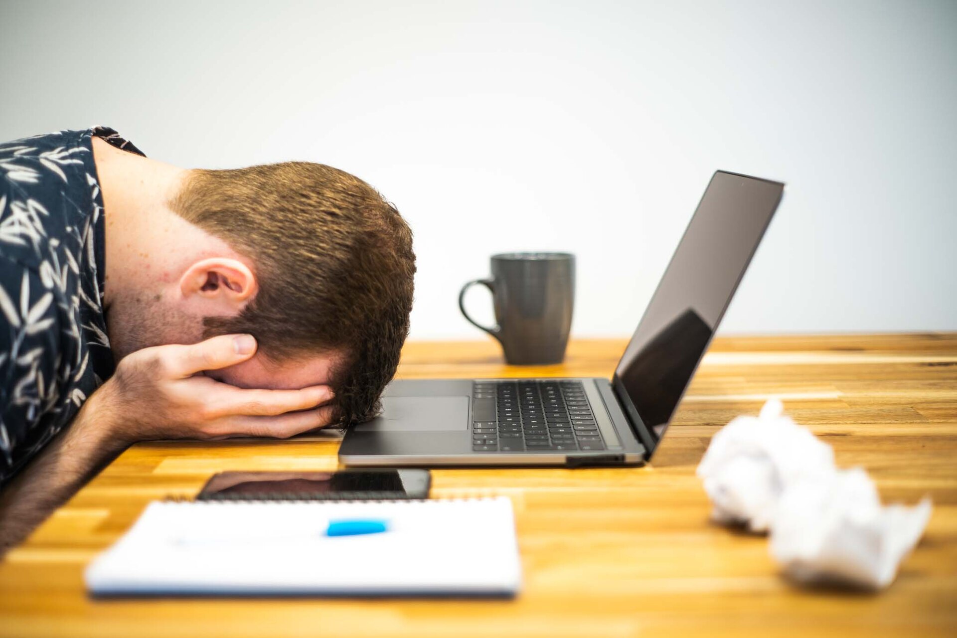 Burn-out in Nederland: waarschuwingssignalen, het ziektetraject en wat een werkgever moet doen