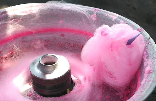 Zelf suikerspinnen maken met de suikerspinmachine